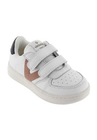 Sneaker bianco con fasce in velcro, punta perforata, logo con accenti rosa e marrone, suola in gomma e collo imbottito per il comfort.