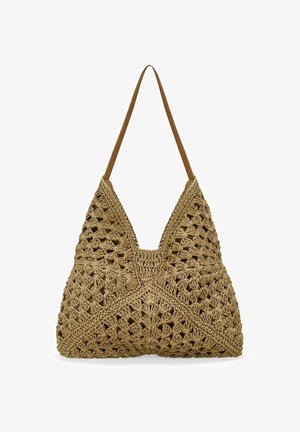 Bolso de paja tejido en tonos naturales con un diseño en forma de V, que presenta un patrón texturizado y asas de cuero marrón.