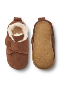 Pantofi de casă pentru bebeluși din suede maro, cu o căptușeală moale din blană, curea cu arici și talpă texturată maro. Design cu vârf rotunjit și interior căptușit.