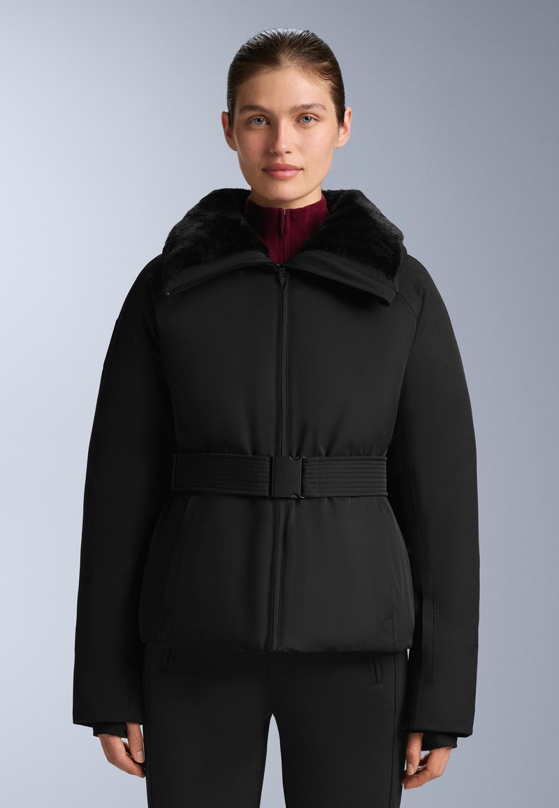 Crna podstavljena jakna s ovratnikom od umjetnog krzna, remenom u struku, zatvaračem i dugim rukavima. Glatka tekstura, minimalistički dizajn, svestrani stil.