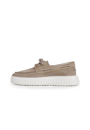 Beiger Wildleder-Casual-Slipper mit dicker weißer gerippter Gummisohle und Schnürdetail an der Seite und oben, in rechter Seitenansicht dargestellt.