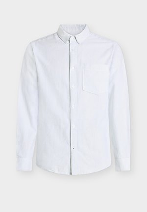 Világoskék és fehér csíkos hosszú ujjú ing, gombos gallérral, egyetlen mellzsebbel és kontrasztos fehér gombokkal.