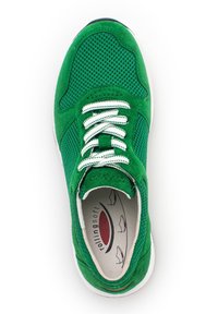Sneaker verde con tomaia in rete e dettagli in suede, dotato di lacci bianchi e soletta ammortizzata. Punta arrotondata e suola imbottita.