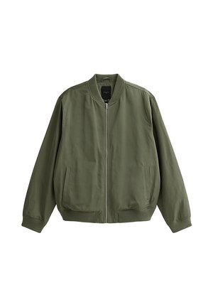 Chaqueta bomber verde oliva con cuello, puños y dobladillo acanalados, dos bolsillos laterales y cierre frontal de cremallera.