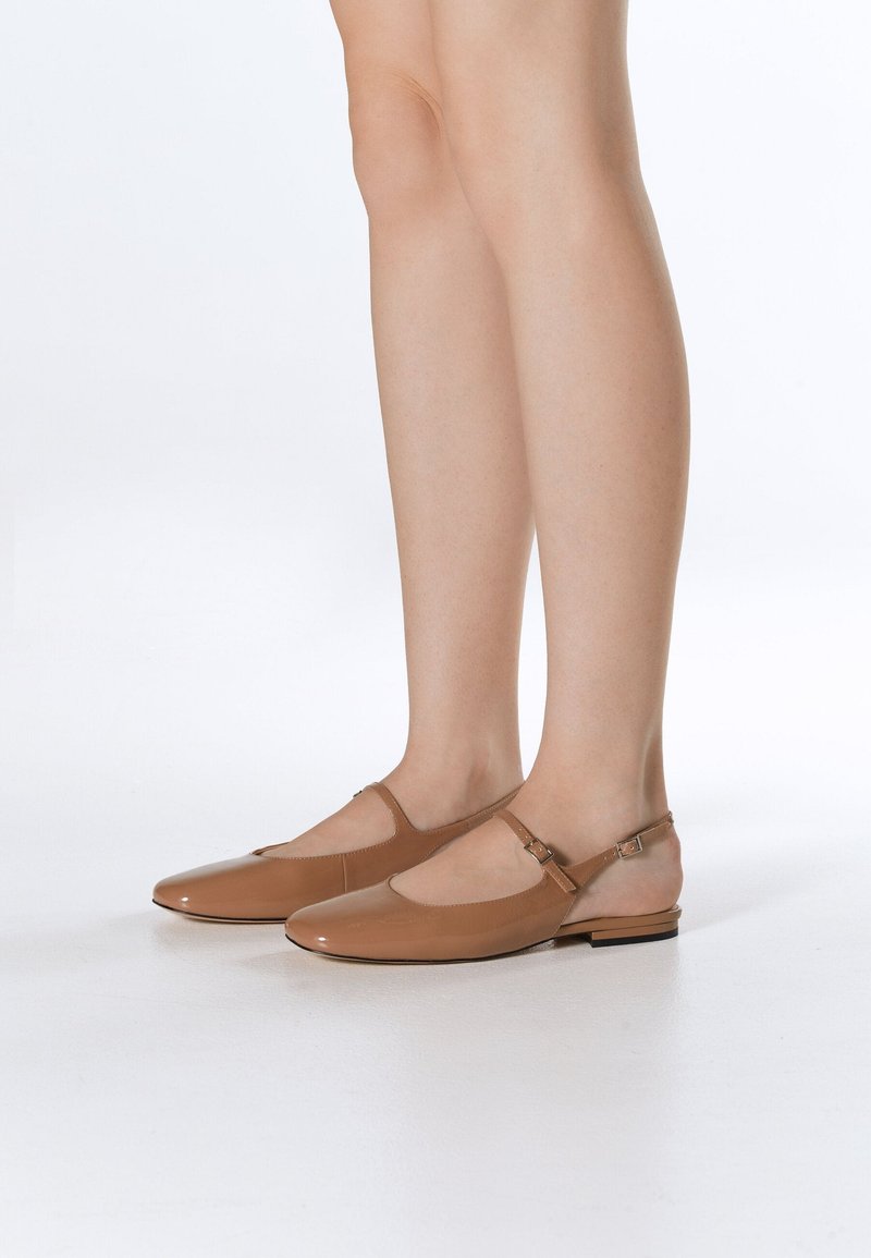 Tan ballerina's met een gladde lakafwerking, met een uitsnijding en een verstelbare enkelband. Platte zool, minimalistische stijl.