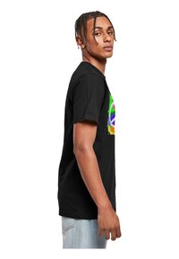 Sort bomulds t-shirt med et farverigt grafikdesign med et fredssymbol. Korte ærmer og en afslappet pasform er bemærkelsesværdige træk.