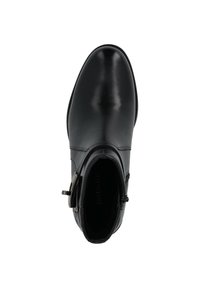 Bota de cuero negro hasta el tobillo con un acabado suave, cremallera lateral y acento metálico. Punta redondeada y suela plana. El interior tiene un forro de marca.