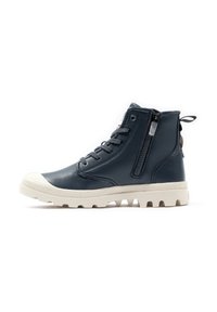 Zapatos de cuero azul marino de caña alta con superficie texturizada, suela de goma blanca, cremallera lateral y diseño con cordones.