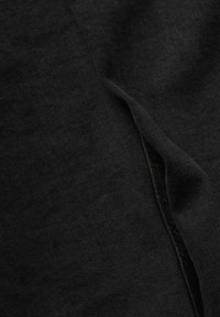 Tela negra con una textura suave, que presenta capas superpuestas y un sutil brillo. El diseño es simple y uniforme en color.