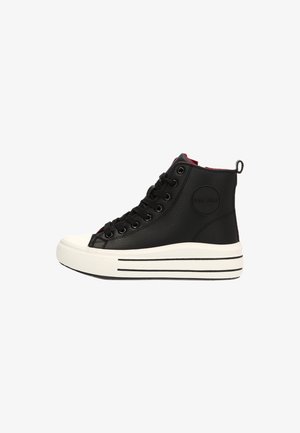 Zapatilla alta negra con suela de plataforma blanca, cordones negros y un parche de logo circular en el costado, mostrada en perfil derecho.