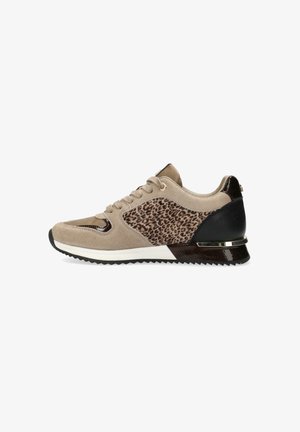 Beżowo-czarny sneaker z bokiem ozdobionym wzorem w panterkę, sznurowaniem i teksturowaną podeszwą, pokazany z profilu prawej strony.