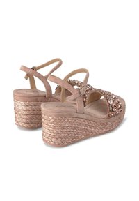 Sandalias de cuña de ante rosa con una suela de yute trenzado, que presentan una correa adornada con strass y un hebilla ajustable en el tobillo.
