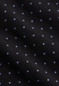 Tissu noir avec de petits pois bleu clair répartis uniformément et une texture fine en maille visible.