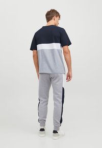 Jack & Jones JJEREID BLOCKING TEE - T-shirt print - navy blazer