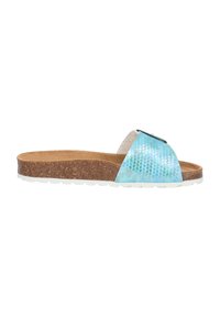 Sandalia deslizante con suela de corcho y parte superior de patrón de piel de serpiente azul y tira transparente. Cuenta con una suela blanca plana para mayor tracción.
