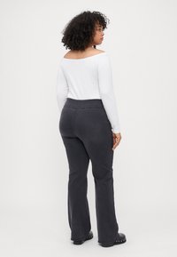 ONLY Carmakoma CARROYAL MID WAIST FLARED - Flared Jeans - washed black