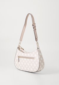 Hobo-Tasche in Hellbeige mit weißem Logomuster, ausgestattet mit einer Front-Reißverschlusstasche, verstellbarem Träger und goldfarbenen Hardware-Akzenten.