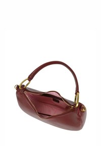 Borsa a mano in pelle rossa con una forma curva, dettagli in metallo dorato e chiusura con zip. Interno con fodera rosa e scomparti.