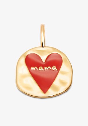 Guldtonad hänge med en hamrad finish har ett rött hjärta och ingraverad "mamma" i vit snitt, hängande från en enkel ögla.