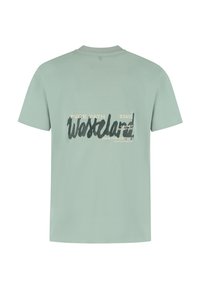 Lichtgroen T-shirt met korte mouwen met de teksten "Wasteland," "Pure Path," en "Bel me als je verdwaald bent" gedrukt op de achterkant in het midden.