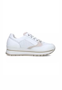 Sneaker sintetico bianco con sezioni perforate, accenti beige chiaro, suola piatta bianca e dettagli testurizzati. Design con sei fori per i lacci.