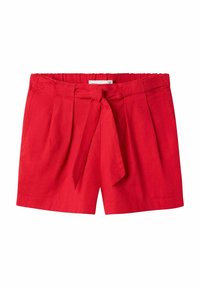 Pantaloni corti in lino rossi con vita elastica arricciata e dettaglio di fiocco anteriore. Presentano pieghe e una texture liscia.
