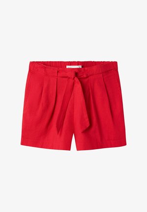 Shorts en lin rouge avec une taille élastique froncée et un détail de nœud à l'avant. Présentent des plis et une texture lisse.