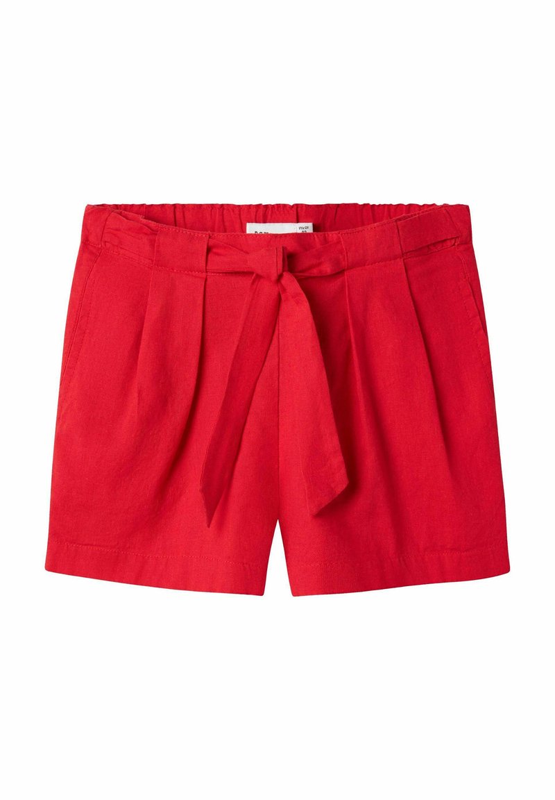 Pantaloni corti in lino rossi con vita elastica arricciata e dettaglio di fiocco anteriore. Presentano pieghe e una texture liscia.