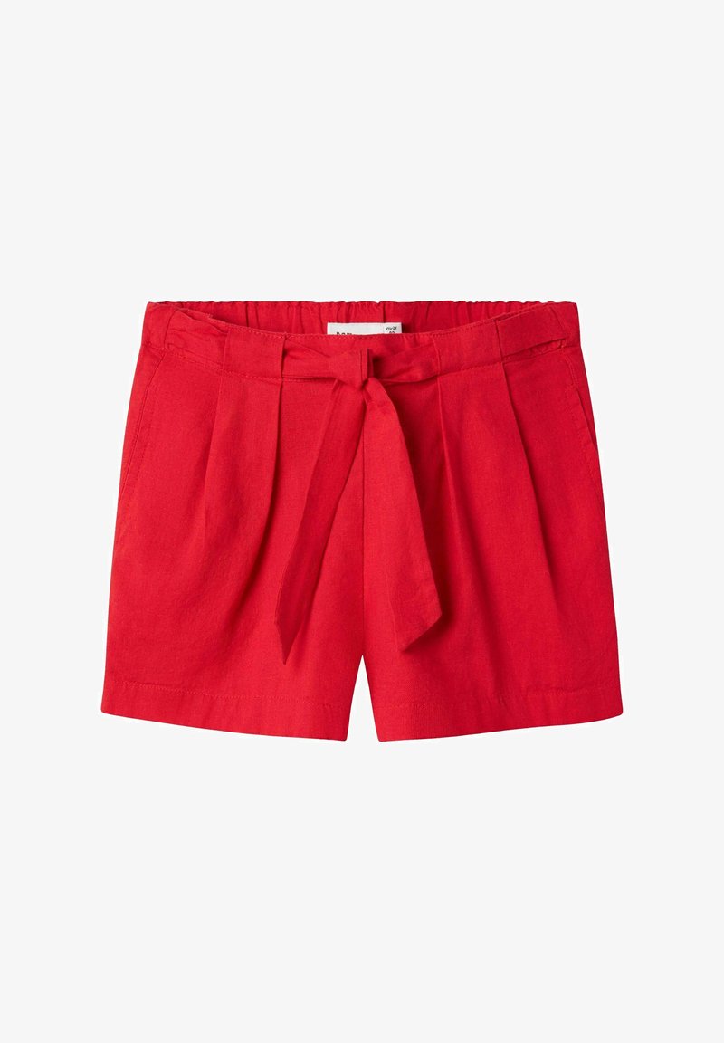 Pantaloni corti in lino rossi con vita elastica arricciata e dettaglio di fiocco anteriore. Presentano pieghe e una texture liscia.