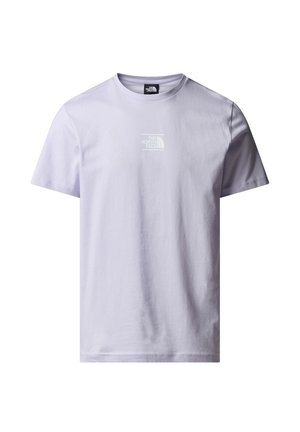 Lyslilla bomulds t-shirt med korteærmer, rund hals og et lille hvidt logo på venstre bryst. Glat tekstur, afslappet design.