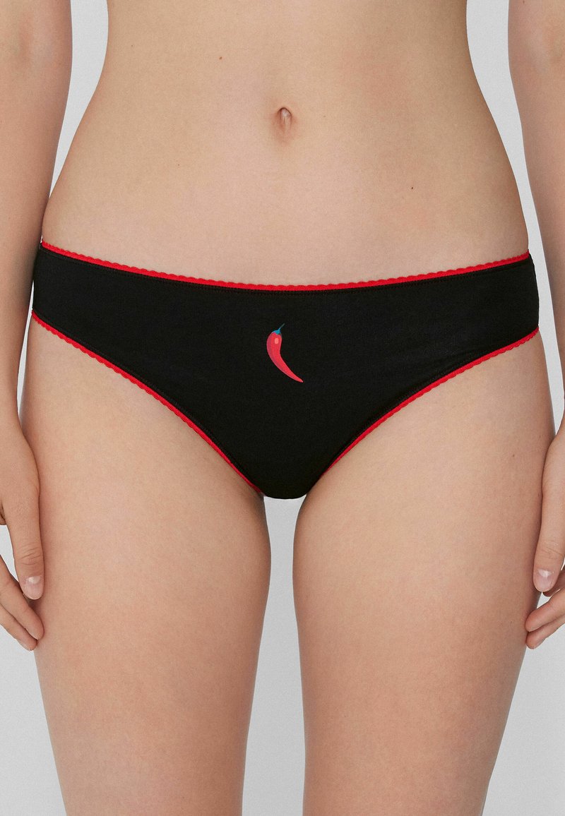 Culottes en coton noir avec bordure festonnée rouge et graphique de piment sur le devant. Texture douce, design taille moyenne.