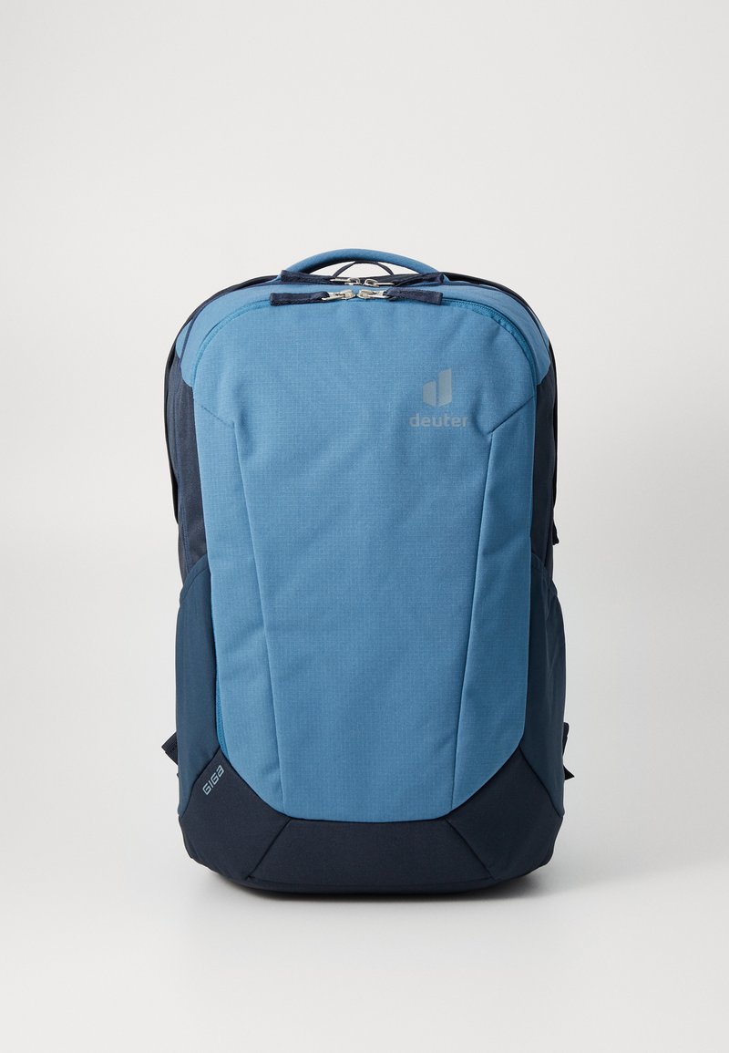 Rucsac albastru și bleumarin din țesătură, cu un design elegant, mâner superior și un logo subtil pe față. Bretele de umăr ajustabile.