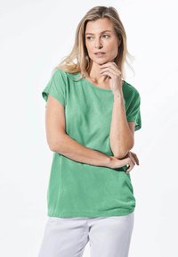Groene T-shirt met korte mouwen, gemaakt van zachte stof, met een ronde halslijn en een losse pasvorm. Soepele textuur met een casual ontwerp.