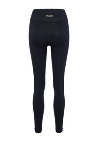Czarne legginsy wykonane z elastycznej tkaniny, z szerokim pasem, gładką fakturą oraz naszywką z logo z tyłu.