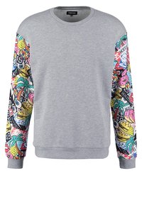 Sudadera gris con mangas impresas gráficas coloridas que presentan patrones de comida y elementos tropicales. Puños y dobladillo acanalados.