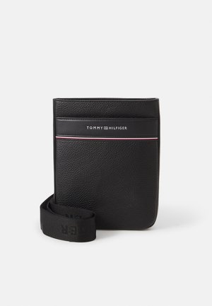 Borsa a tracolla nera in pelle con logo embossato, superficie testurizzata e una striscia orizzontale di colore contrastante. Include una tracolla nera.