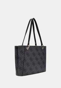 Borsa tote nera elegante con un motivo testurizzato e doppi manici, mostrata su uno sfondo bianco semplice.