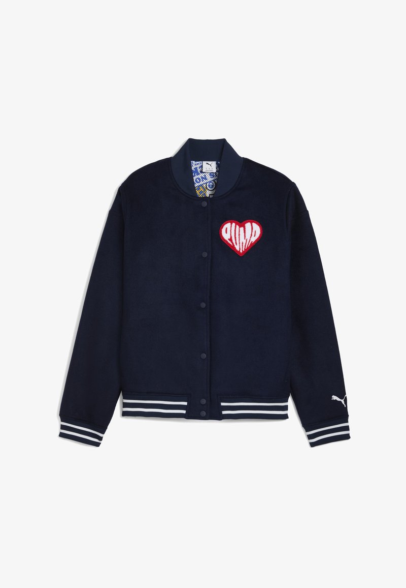 Tengerész kék fleece egyetemi dzseki gombos záródással, csíkozott mandzsettákkal és gallérral. Jellemzője egy piros hímzett szív, amelyben az "PUMA" felirat található.
