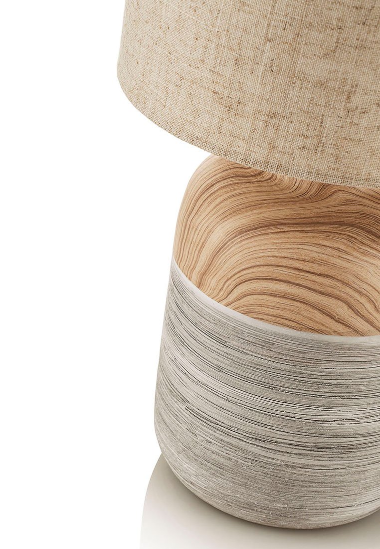 Tischlampe mit einem beigen Stoffschirm, einem Holzsockel mit einer glatten, hellen Holzoberfläche und einem runden, strukturierten grauen Körper.