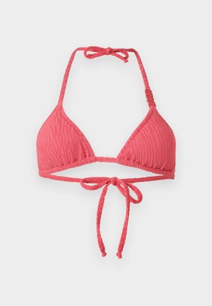 Koralfarvet pink tekstureret bikini top med trekantede skåle, halterneck bindebånd og lukning med bindebånd bagpå på hvid ensfarvet baggrund.