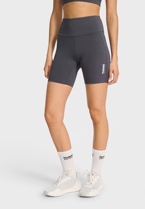 Hoge taille, donkergrijze fietsshorts met een gladde textuur, voorzien van subtiele stiksels en een klein logo detail aan de zijkant.