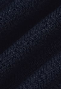 Granatowy dzianinowy materiał z teksturowanym, prążkowanym wzorem, charakteryzujący się miękką, równą grubością i delikatnym połyskiem.