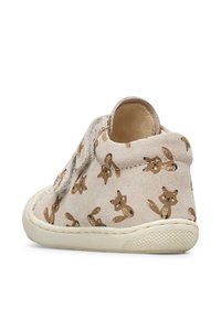 Scarpa per bambino beige con stampe di volpe marrone, punta rotonda, collo imbottito e fascia in Velcro, mostrata dal retro su sfondo bianco.