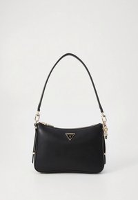 Borsa a mano in pelle nera con texture liscia, forma curva, hardware in tonalità oro e logo triangolare sul davanti. Sottile tracolla.