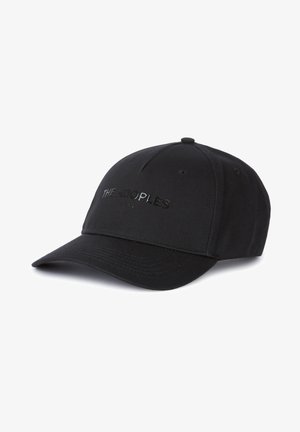 Crna bejzbol kapa od tkanine s kovrčavim vizirima. Na prednjoj strani ima ugravirani tekst "THE KOOPLES". Dizajn od šest panela s rupama za ventilaciju.