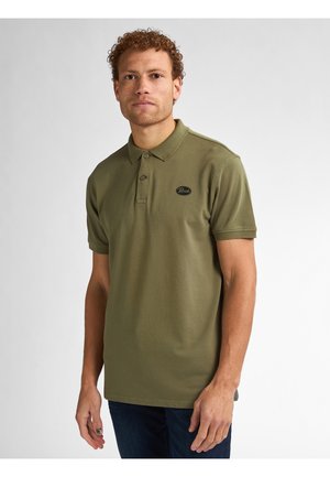 Polo verde oliva hecho de algodón, con cuello, tapeta de dos botones, mangas cortas y un parche con logo en el pecho.