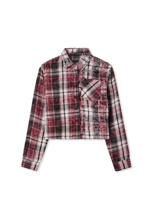 Camicia di flanella cropped in plaid rosso scuro e nero, caratterizzata da un tessuto testurizzato, chiusura con bottoni e colletto decorato con borchie.