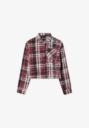 Camicia di flanella cropped in plaid rosso scuro e nero, caratterizzata da un tessuto testurizzato, chiusura con bottoni e colletto decorato con borchie.