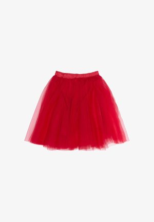 Jupe en tulle rouge avec une taille froncée, un design superposé et une coupe au genou ; texture semi-transparente avec un aspect léger.