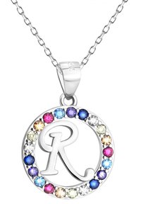 Silversmycke med en cirkulär berlock prydd med flerfärgade ädelstenar runt ett stiliserat bokstav "R". Länkarna i kedjan är sammanlänkade.